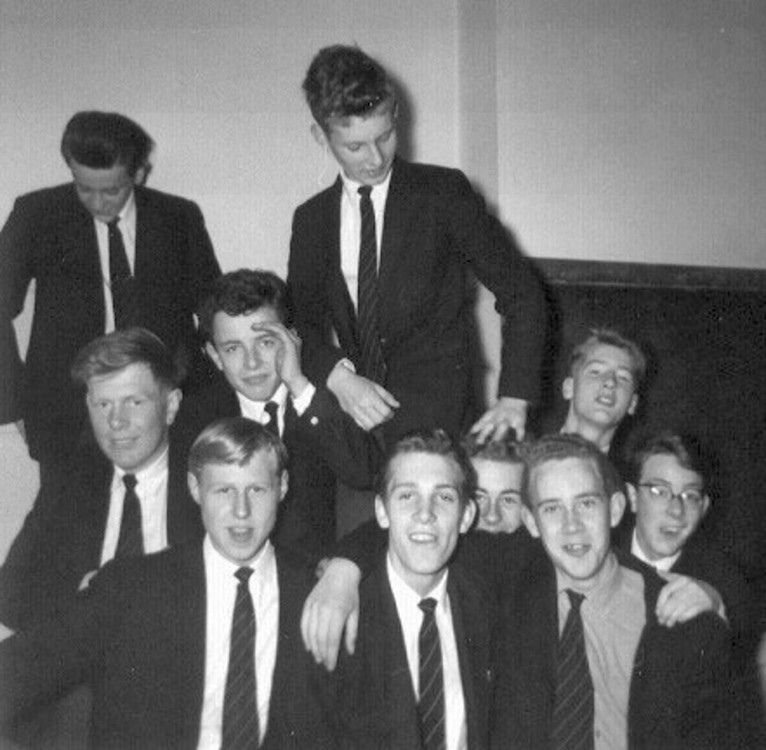photo024<br />From the top: (?)Smith, David Thomas, Marcus Hazell, Tony Dodds, Charles Brindley (?), Eric Taylor, Stuart Bailey, Brian Ash, Colin Angus, Arthur Simmonds. Photographed in the small formroom in the old school building near the south entrance steps (was it Lower 6 History?)